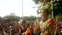 Gerak-gerik Jokowi di Jakarnaval 2013 mencuri perhatian, termasuk saat dia kehausan. Saat itu, Jokowi melepas topi kaisarnya yang cukup berat lalu menenggak minuman air putih botolan. Warga malah tertawa. Pak Jokowi haus ya? Gerah Pak? teriak warga. Jokowi hanya terkekeh-kekeh menanggapi warga.