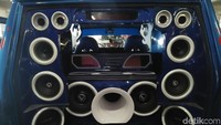 Biar ajep-ajep, ada puluhan speaker di mobil. Paling banyak di bagian belakang. Foto: Khairul Imam Ghozali