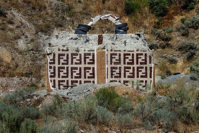 Untuk melihat [batu] runtuh dengan berlalunya waktu, kembali ke bumi sebagai debu, metafora itu terlalu kuat untuk diabaikan, kata sang artis. Foto: Dok. Thrashbird