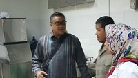 Untuk membuktikan apakah benar TKA dari China menyerbu atau menguasai pabrik. Kami datangi semua, mulai dari kantin pekerja, mess pekerja China, pabrik, bahkan ruang operator. Jumlah karyawan asing ada 2500 TKA-nya. Sementara pekerja lokalnya mencapai 28.000 orang!!! Artinya TKA tidak sampai 10% dan memiliki izin kerja yang sah. Ini dibuktikan oleh laporan pejabat Imigrasi Kemenkum HAM di sana, ujar Dede dalam postingannya, dilihat detikcom pada Minggu (8/7/2018). 