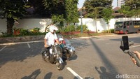Anies berjalan santai dengan vespanya sekitar 10 menit. Dia bersama Sandiaga melanjutkan dengan membuka resmi festival Jakarnaval.