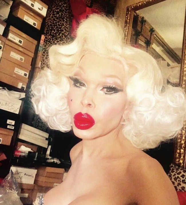 Sejak saat itu, sampai kini usianya 50 tahun, Amanda masih tergila-gila dengan prosedur kecantikan. Dia telah melakukan berbagai implan di bokong, payudara, filler dan botox. Foto: Instagram