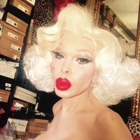 Sejak saat itu, sampai kini usianya 50 tahun, Amanda masih tergila-gila dengan prosedur kecantikan. Dia telah melakukan berbagai implan di bokong, payudara, filler dan botox. Foto: Instagram