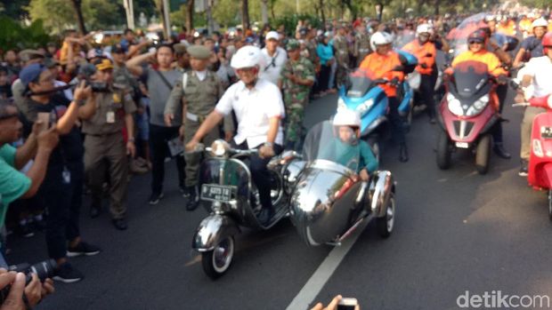 Anies-Sandi Kompakan Naik Vespa Sespan