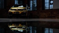 BMW i3 hatchback dan i8 sport tersebut mengandung ratusan ribu tetes emas yang diaplikasikan dalam empat lapisan. Pada bagian belakang, cat memudar menjadi hitam yang elegan untuk menampilkan tampilan ala langit berbintang. Foto: BMW Ceko