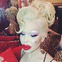 Amanda mengaku operasi yang paling menyakitkan sepanjang hidupnya adalah saat perubahan kelaminnya. Dari berbagai prosedur kecantikan yang telah ia lakukan, Amanda mengungkapkan bahwa dialah pemilik tubuh termahal di dunia. Foto: Instagram