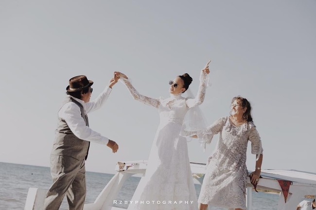 Gaun pengantin Nadine nyatanya bukan gaun vintage biasa, namun memiliki nilai sejarah. Gaun itu adalah milik ibunda Nadine, Elfriede Fortmann, saat menikah 37 tahun silam. Foto: Dok. Instagram/@rzbyphotography