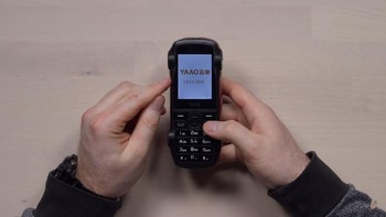 Eh, pas dibalik ternyata ini feature phone buatan YAAO. Foto: YouTube/UnboxTherapy