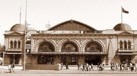 Mapocho Station, Santiago (Chili). Mapocho masih digunakan - meskipun tidak lagi sebagai stasiun. Terdaftar sebagai landmark oleh pemerintah Chili, sytasiun ini pernah menjadi salah satu titik transit paling penting di seluruh Amerika Latin bagian selatan. Saat ini bangunan berusia 101 tahun ini mempertahankan eksterior luarnya yang megah dan atap tembaga bersejarah, sementara di dalamnya digunakan untuk acara seni yang hidup. Musisi bermain di area platform yang dilubangi, expos mendirikan toko dan acara budaya. Istimewa/Urbanghosts.