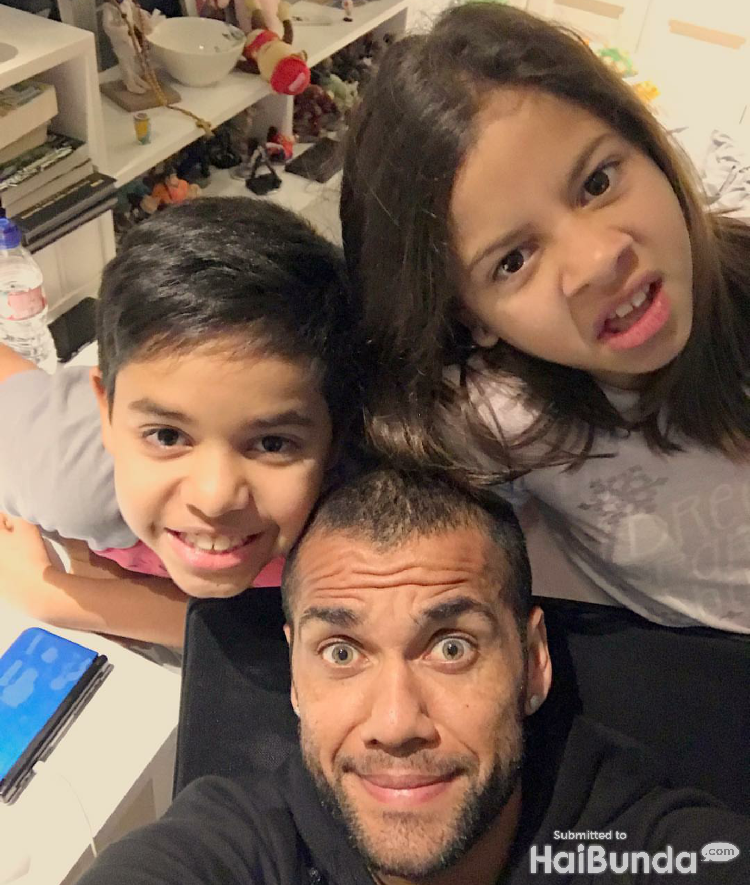 Dani Alves, si Ayah Gaul Penyayang Anak