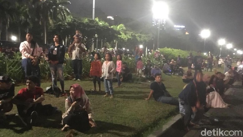 Nonton Jakarnaval di Monas, Warga Duduk-duduk di Rumput Nonton Jakarnaval di Monas, Warga Duduk-duduk di Rumput