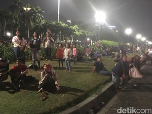 Nonton Jakarnaval di Monas, Warga Duduk-duduk di Rumput