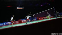 Kevin Sanjaya Sukamuljo/Marcus Fernaldi Gideon bertanding melawan Takuto Inoue/Yuki Kaneko di partai final Indonesia Open yang dihelat di Istora Senayan, Jakarta, Minggu (8/7/2018).