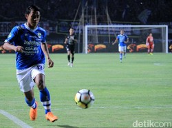 Para pemain Persib melancarkan serangan ke pertahanan PSIS.