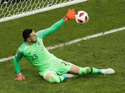 Danijel Subasic. Sebagai kiper, Subasic lebih realisitis jadi kandidat kuat peraih Sarung Tangan Emas. Tapi aksinya tetap jempolan dengan menjadi kiper kedua yang membuat minimal empat saves dalam adu penalti dalam satu Piala Dunia. (Foto: Christian Hartmann/Reuters)