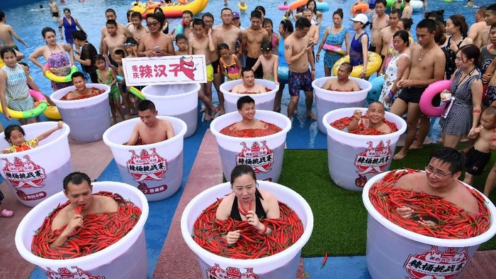Yang Lain Kegerahan, Orang-orang Ini Malah Berendam Air Cabai