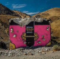 Thrashbird menamai proyek kali ini dengan Valley of Secret Values, yang menyulap tembok reruntuhan bangunan sebagai karya seni tas desainer. Foto: Dok. Thrashbird