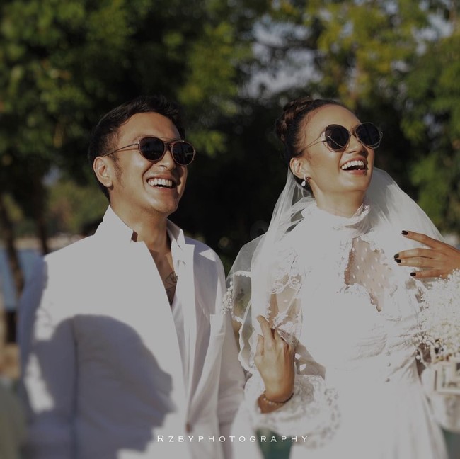 Di pesta pantai yang kasual, Nadine memilih gaun pengantin lace bergaya klasik dengan aksen keyhole di dada. Foto: Dok. Instagram/@rzbyphotography