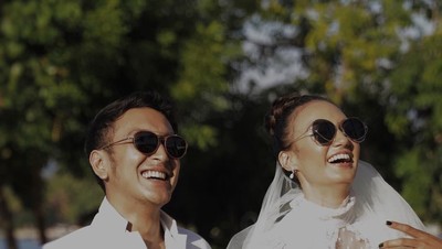 Foto: Cantiknya Nadine Chandrawinata, Menikah dengan Gaun Lungsuran Ibu