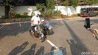 Anies saat naik Vespa untuk memeriahkan Jakarnaval.