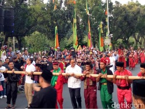 Saat Anies-Sandiaga Jajal Atraksi Bambu Gila di Jakarnaval