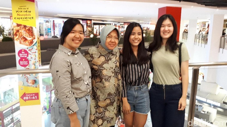 Risma Temui Anak Korban AirAsia yang Jatuh di Selat Karimata Risma Temui Anak Korban AirAsia yang Jatuh di Selat Karimata