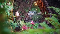 Restoran ini bernama Kebon Awi Kaffee. Lokasinya di Jalan Bukit Pakar Timur No. 29 Ciburial, Bandung. Suasananya bikin tenang dan makanannya bikin kenyang. Foto: Instagram @kebonawikaffee