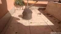 Selain Watu Celek, ada Makam ‎Ki Datuk Pardun, murid dari Syekh Siti Jenar zaman Panembahan Ratu. Filolog Cirebon Raden Oppan Raffan Hasyim menyebutkan sejarah tentang Situs Watu Celek dan Makam Ki Datuk Pardun memiliki keterikatan (Sudirman/detikTravel)