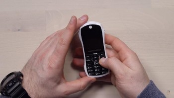 Tapi ini adalah sebuah feature phone buatan vendor bernama Newmind. Foto: YouTube/UnboxTherapy