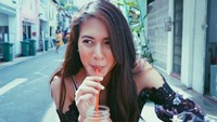Dari beragam momen kulineran, Aurelie paling sering memamerkan pose minumnya. Segelas es segar jadi incaran pemain FTV ini. Foto: Instagram aurelie