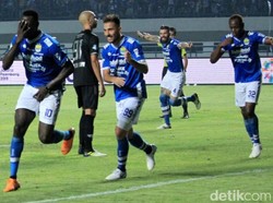 Ezechiel NDouasel merayakan gol.