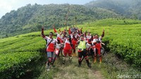 Kondisi lintasan touring yang bervariasi, menyusuri jalanan berbatuan, penuh kerikil, tanah, melintasi lumpur, maupun di atas aspal jalan raya menantang para petualang Honda ini dalam membuktikan ketangguhan Honda CRF150L. Foto: Astra Honda Motor