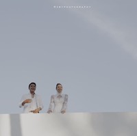 Bila gaun Nadine terkesan klasik dengan warna putih gading, setelan jas milik Dimas Anggara justru terlihat modern. Foto: Dok. Instagram/@rzbyphotography