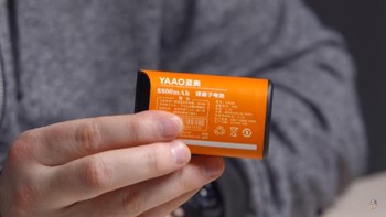 Tapi jangan asal meremehkan, ponsel ini punya baterai berkapasitas 8.800mAh.  Foto: YouTube/UnboxTherapy