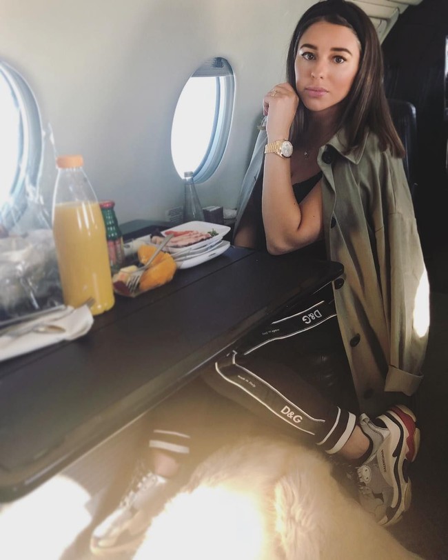 Traveling in style! Terbang dengan jet pribadi, Shanga mengandalkan celana training Dolce & Gabbana dan sneakers Balenciaga.  Foto: Dok. Instagram/Shanga Forsberg