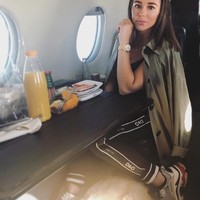 Traveling in style! Terbang dengan jet pribadi, Shanga mengandalkan celana training Dolce & Gabbana dan sneakers Balenciaga.  Foto: Dok. Instagram/Shanga Forsberg