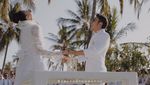 Senyum Semringah Dimas-Nadine Chandrawinata Usai Resmi Menikah