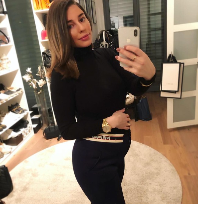 Terlepas dari statusnya sebagai atlet sepakbola, Shanga rupanya tetap menaruh perhatian pada gaya berbusana. Busana-busana kekinian dari brand-brand ternama kerap jadi andalan. Gucci, Givenchy, Chanel, dan Prada, adalah beberapa di antaranya. Foto: Dok. Instagram/Shanga Forsberg