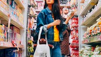 Kali ini Aurelie ikut mengampanyekan penggunaan tas kain untuk mengurangi pemakaian kantung plastik. Keren ya gaya belanja gadis berambut panjang ini? Foto: Instagram aurelie