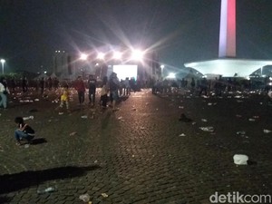 Jakarnaval Bubar, Sampah Berserakan di Monas