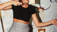 Duh, senang banget mau makan sepotong kue vanillanya. Ini salah satu kenangan lama yang dibagikan di Instagram pribadinya. Kira kira berapa usia Celine kala itu, ya? Foto: Instagram @celinedion