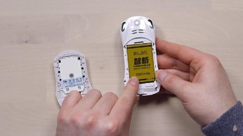 Ponsel ini dibekali denga baterai dengan kapasitas 2.000mAh. Foto: YouTube/UnboxTherapy
