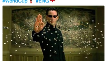 Meme klasik, Pickford digambarkan karakter film The Matrix yang mampu menghadang banyak seragan. Foto: istimewa