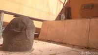 Situs Batu Lingga berbentuk seperti alat kelamin pria. Orang Cirebon sendiri menyebutnya Situs Watu Celek, karena bentuknya yang mirip kelamin pria. Tinggi Situs Watu Celek sekitar 50 centimeter (Sudirman/detikTravel)
