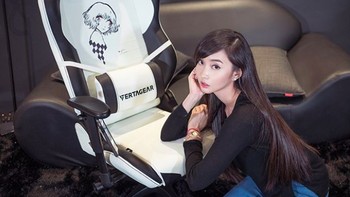 Ini di salah satu kursi nyaman yang dipergunakannya buat ngegame. Foto: Instagram