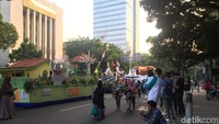 Kita tunjukkan bahwa Jakarta bisa menjadi tuan rumah yang baik. Kehadiran anda bukan hanya ditonton warga di sekitar Medan Merdeka Barat dan Selatan. Tunjukkan kepada semua ini lah karnaval terbaik di seluruh Indonesia, kata Anies dalam sambutannya di Jalan Medan Merdeka Selatan, Jakarta Pusat, Minggu (8/7/2018).