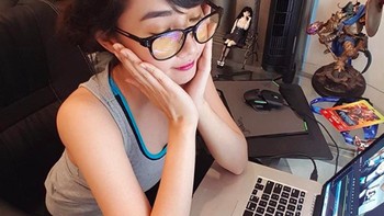 Alodia sukses menamatkan pendidikannya hingga mencapai gelar sarjana. Dia lulus tahun 2009 dari Manila University dengan memegang gelar BFA jurusan Information Design.