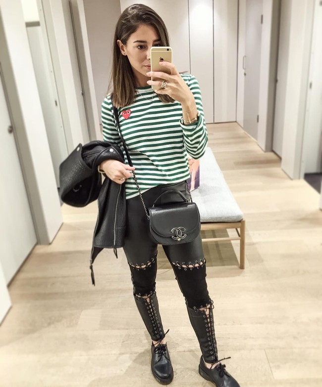 Shanga mencoba tampil edgy dengan celana kulit beraksen tali yang dipasangkan dengan kaus hijau bergaris dari Commes des Garcons serta tas Chanel. Foto: Dok. Instagram/Shanga Forsberg