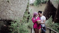 Karena unik, resto ini juga sering dijadikan lokasi pemotretan. Seperti sepasang calon pengantin yang melakukan sesi foto pre wedding di area resto. Udah kayak Kabayan dan Nyi Iteung belum nih? Foto: Instagram @kebonawikaffee
