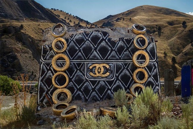 Detail tas juga dibuat semirip mungkin. Misalnya strap rantai tas Chanel dari ban bekas yang dicat emas. Foto: Dok. Thrashbird